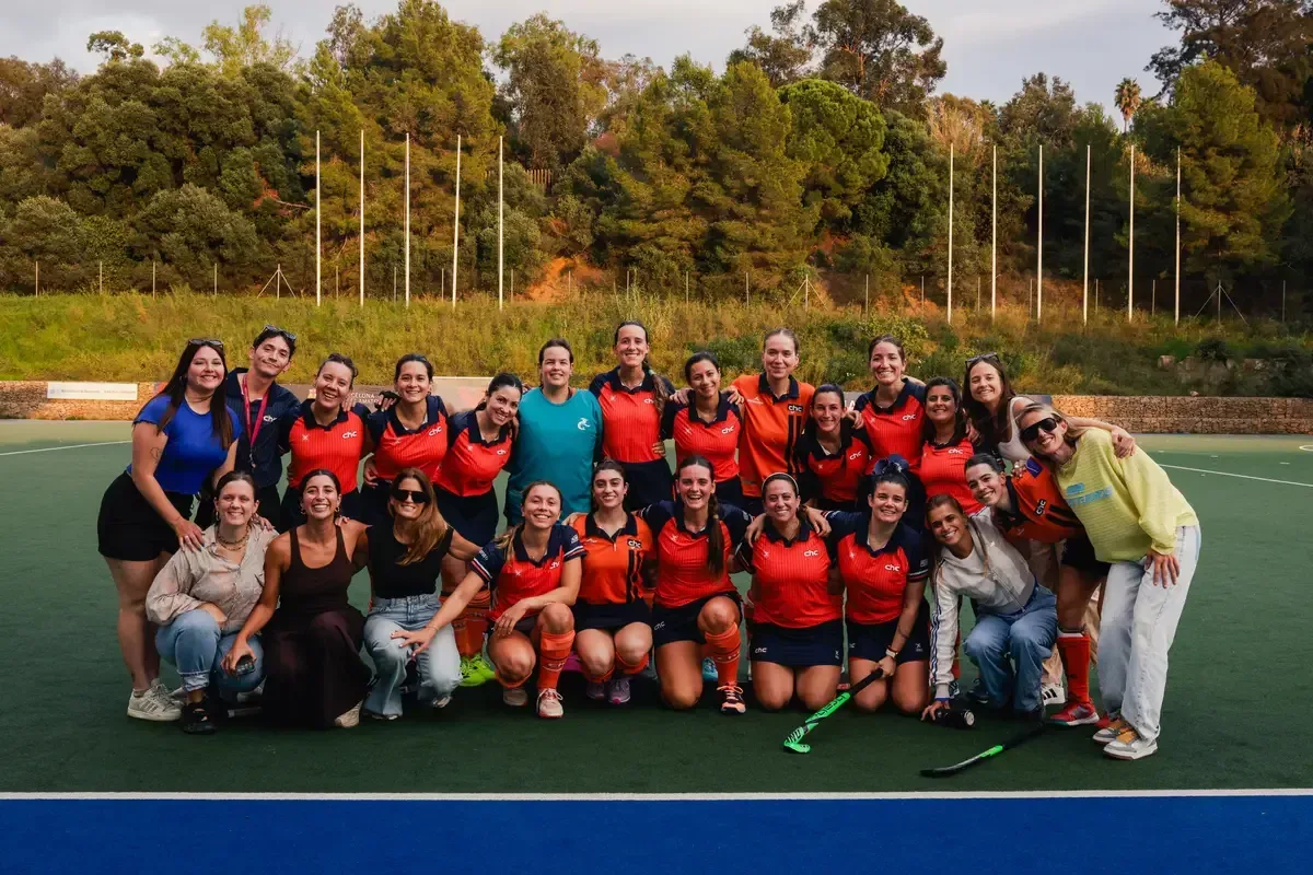 Spielerinnen des Catalònia HC mit Mitspielerinnen und Begleitpersonen im Pau Negre