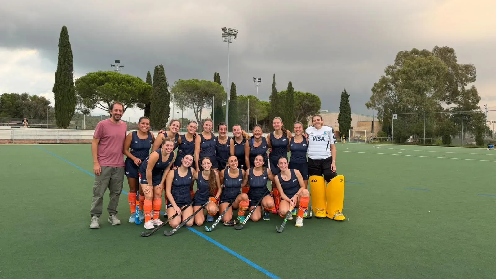 Die erste Damenmannschaft des Catalònia HC auf dem Hockeyplatz
